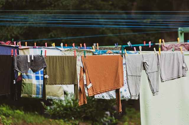 Jak usunąć białe ślady antyperspirantu – skuteczne metody